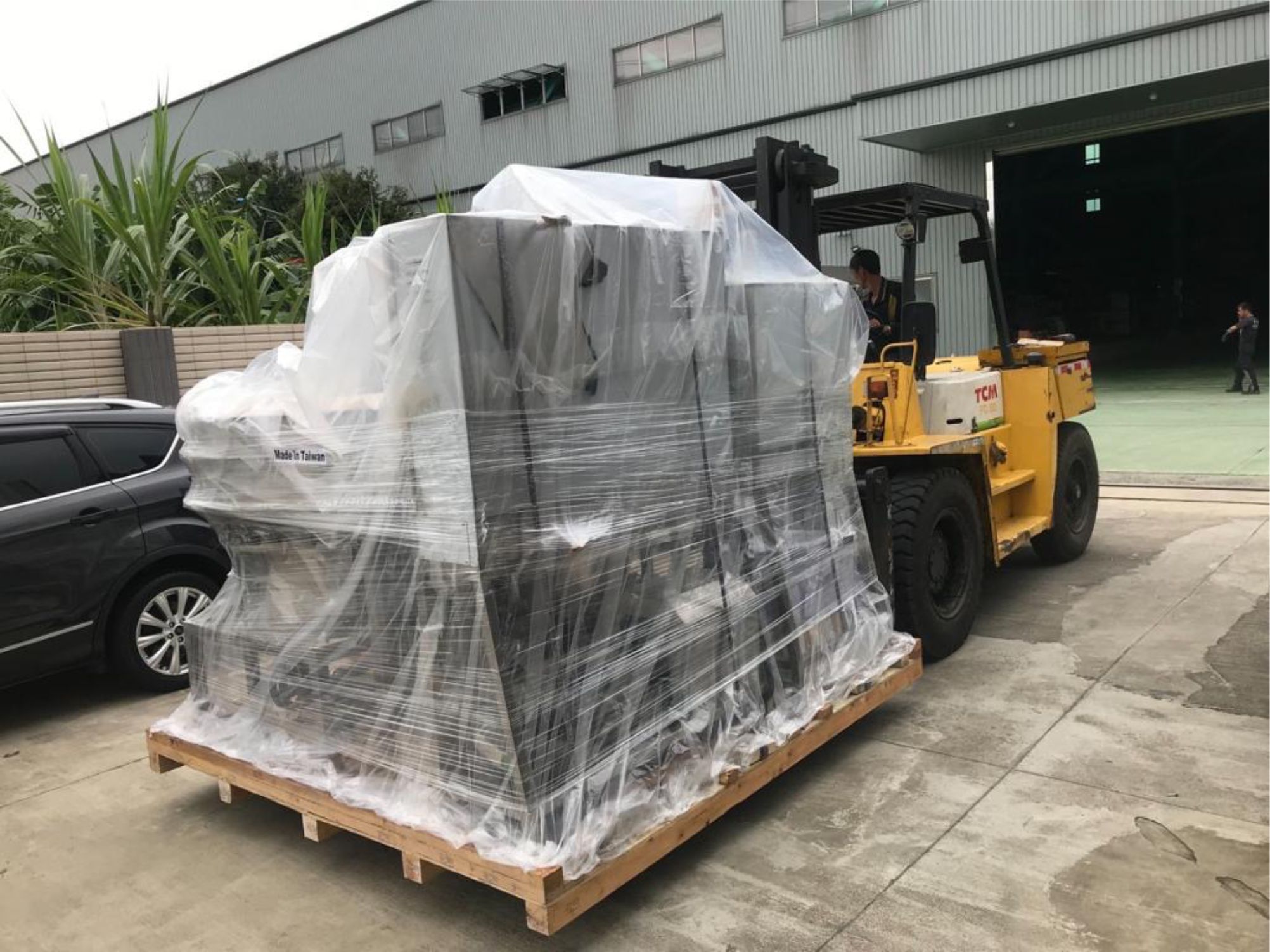 大地興廠房內，工作人員正使用堆高機搬運已完成的台灣製黃豆食品設備，準備進行出貨。